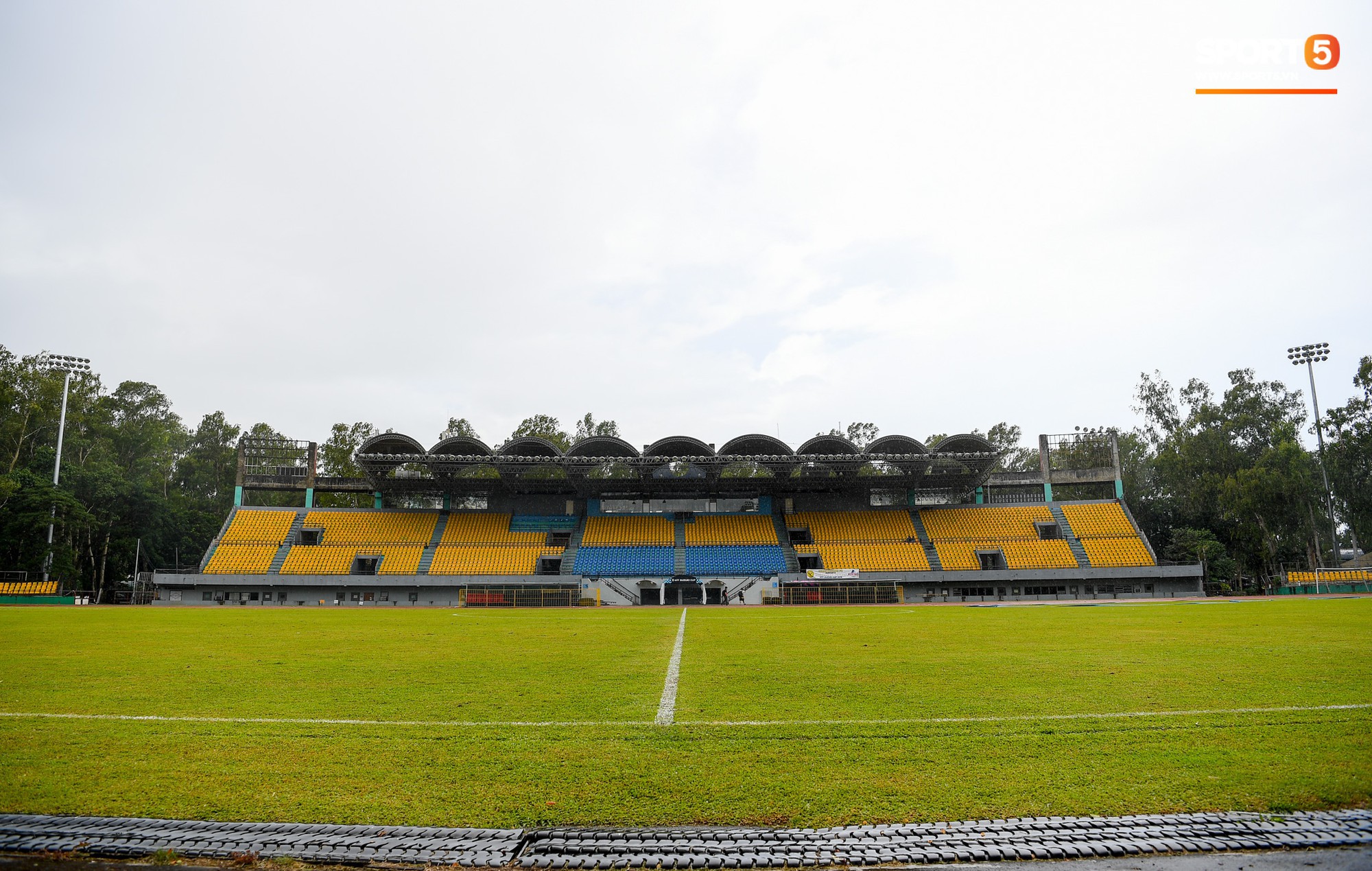 philippines - việt nam - Sân thi đấu trận Philippines – Việt Nam: Tệ nhất AFF Cup 2018, khiến nhiều người rùng mình vì vẻ hoang tàn, u ám - photo philippines - việt nam - photo 1 15434729071621218506453 - Sân thi đấu trận Philippines – Việt Nam: Tệ nhất AFF Cup 2018, khiến nhiều người rùng mình vì vẻ hoang tàn, u ám
