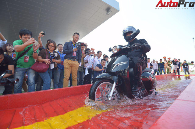 Ngắm VinFast Klara lội nước nửa mét nhẹ nhàng: Xe máy điện thông minh không ngại lụt lội Việt Nam - Ảnh 3.