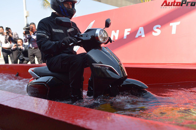 Ngắm VinFast Klara lội nước nửa mét nhẹ nhàng: Xe máy điện thông minh không ngại lụt lội Việt Nam - Ảnh 10.