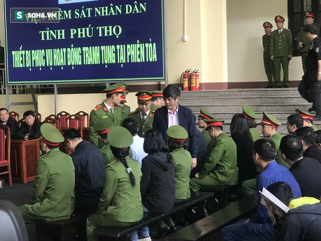  Đang tuyên án trùm đánh bạc Phan Sào Nam và cựu tướng Phan Văn Vĩnh  - Ảnh 1.