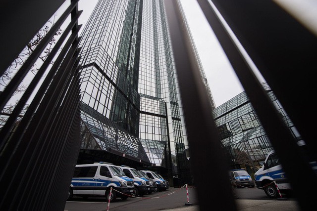 Khám xét trụ sở Deutsche Bank vì cáo buộc rửa tiền - Ảnh 1.