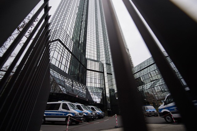 Khám xét trụ sở Deutsche Bank vì cáo buộc rửa tiền - Ảnh 1. Khám xét trụ sở Deutsche Bank vì cáo buộc rửa tiền - Ảnh 1.