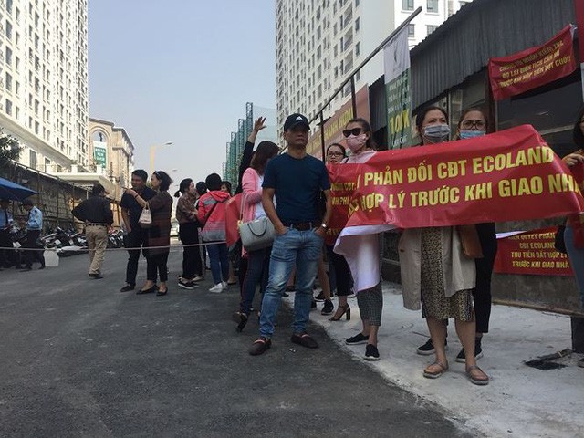 Hàng trăm khách hàng căng băng rôn tố chủ đầu tư mập mờ bàn giao nhà - Ảnh 1. Hàng trăm khách hàng căng băng rôn tố chủ đầu tư mập mờ bàn giao nhà - Ảnh 1.