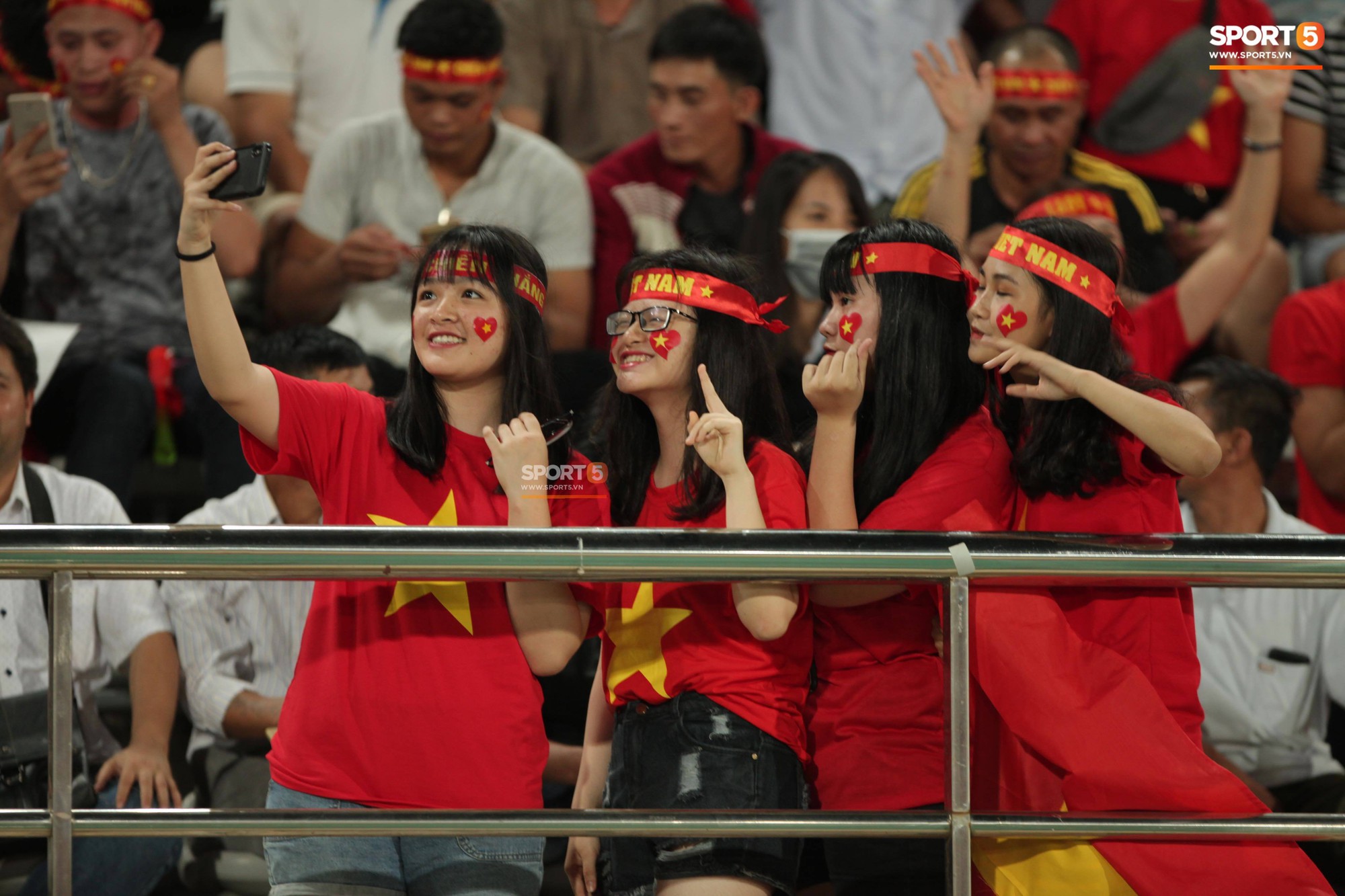aff cup 2018 - Đây mới là lý do khiến cầu thủ Lào chạnh lòng sau trận thua Việt Nam ở AFF Cup 2018 - photo aff cup 2018 - photo 4 1541735881723679471703 - Đây mới là lý do khiến cầu thủ Lào chạnh lòng sau trận thua Việt Nam ở AFF Cup 2018