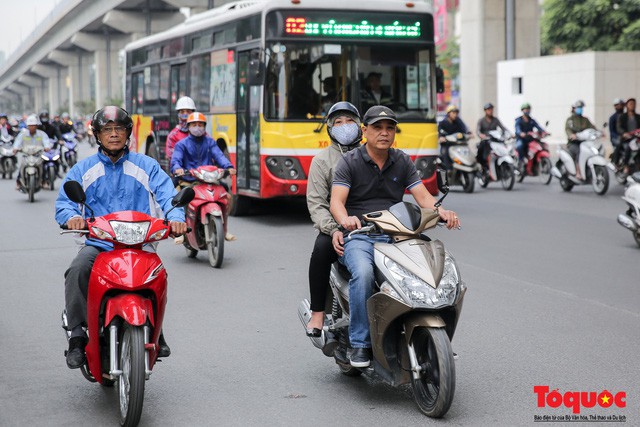  Hình ảnh người dân Hà Nội đón gió lạnh, kẻ đông người hè xuất hiện trên phố  - Ảnh 5.
