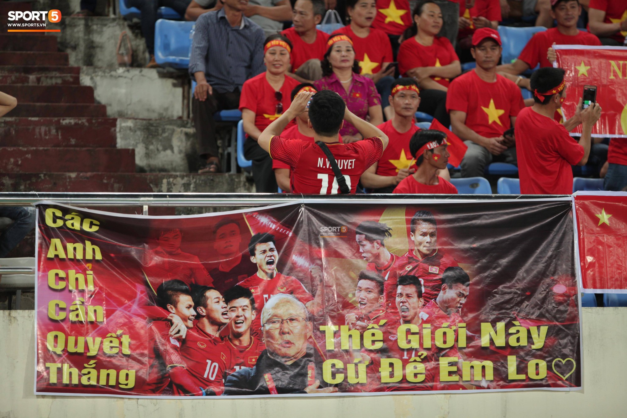 aff cup 2018 - Đây mới là lý do khiến cầu thủ Lào chạnh lòng sau trận thua Việt Nam ở AFF Cup 2018 - photo aff cup 2018 - photo 5 15417358817241274052633 - Đây mới là lý do khiến cầu thủ Lào chạnh lòng sau trận thua Việt Nam ở AFF Cup 2018