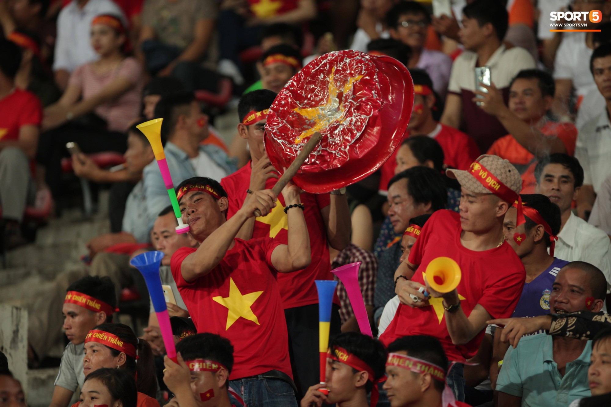 aff cup 2018 - Đây mới là lý do khiến cầu thủ Lào chạnh lòng sau trận thua Việt Nam ở AFF Cup 2018 - photo aff cup 2018 - photo 6 1541735881726307403829 - Đây mới là lý do khiến cầu thủ Lào chạnh lòng sau trận thua Việt Nam ở AFF Cup 2018