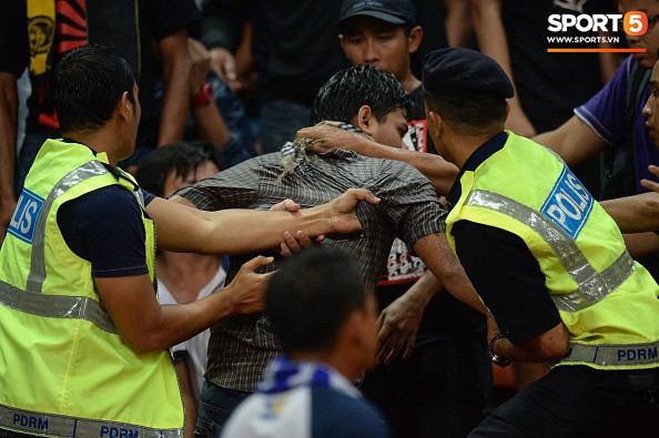 Đêm kinh hoàng: CĐV Malaysia đánh CĐV Việt Nam đổ máu ở AFF Cup 2014 - Ảnh 2.
