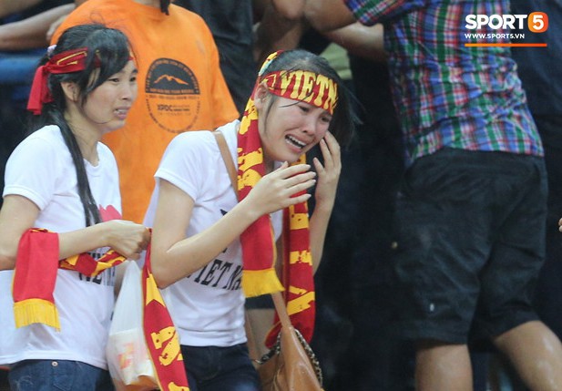 Đêm kinh hoàng: CĐV Malaysia đánh CĐV Việt Nam đổ máu ở AFF Cup 2014 - Ảnh 5.