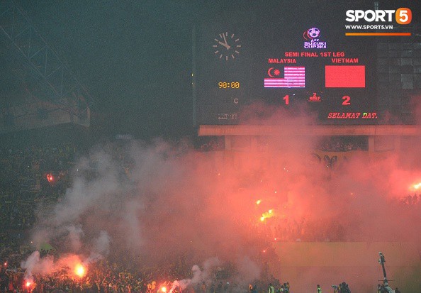 Đêm kinh hoàng: CĐV Malaysia đánh CĐV Việt Nam đổ máu ở AFF Cup 2014 - Ảnh 9.