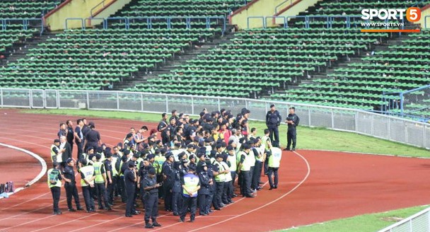 Đêm kinh hoàng: CĐV Malaysia đánh CĐV Việt Nam đổ máu ở AFF Cup 2014 - Ảnh 10.