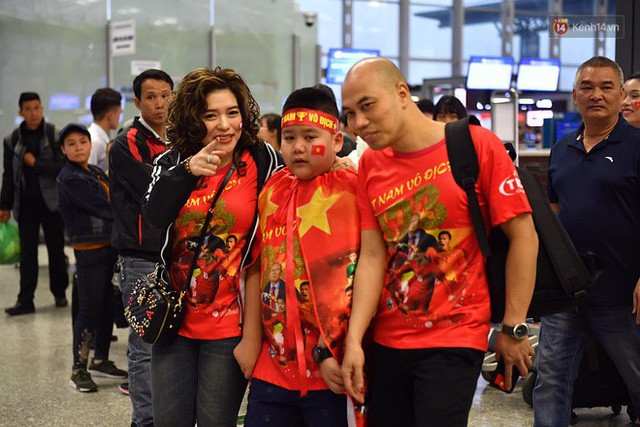 CĐV nhuộm đỏ sân bay Nội Bài và Tân Sơn Nhất, lên đường sang Malaysia tiếp lửa cho ĐT Việt Nam trong trận chung kết AFF Cup - Ảnh 2.