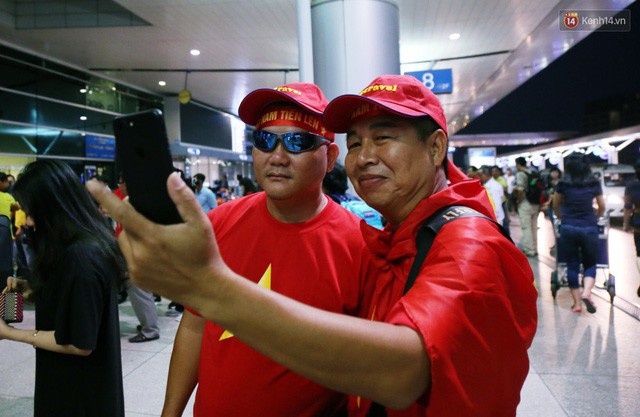 CĐV nhuộm đỏ sân bay Nội Bài và Tân Sơn Nhất, lên đường sang Malaysia tiếp lửa cho ĐT Việt Nam trong trận chung kết AFF Cup - Ảnh 20.