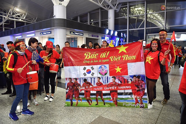 CĐV nhuộm đỏ sân bay Nội Bài và Tân Sơn Nhất, lên đường sang Malaysia tiếp lửa cho ĐT Việt Nam trong trận chung kết AFF Cup - Ảnh 7.