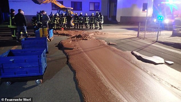 Đức: Cả tấn chocolate tràn ra đường sau khi nhà máy sản xuất bị vỡ bể chứa - Ảnh 1.