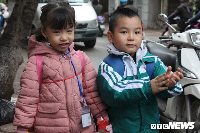  Ảnh: Học sinh Hà Nội co ro đến trường trong giá rét  - Ảnh 11.