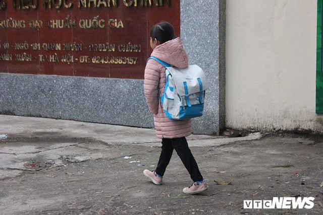  Ảnh: Học sinh Hà Nội co ro đến trường trong giá rét  - Ảnh 4.