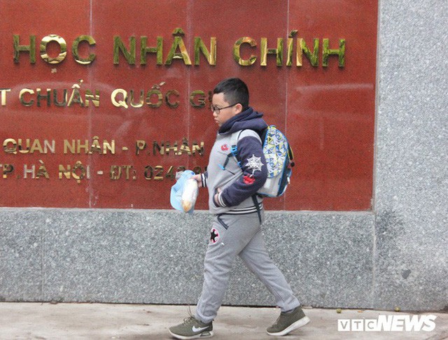  Ảnh: Học sinh Hà Nội co ro đến trường trong giá rét  - Ảnh 5.