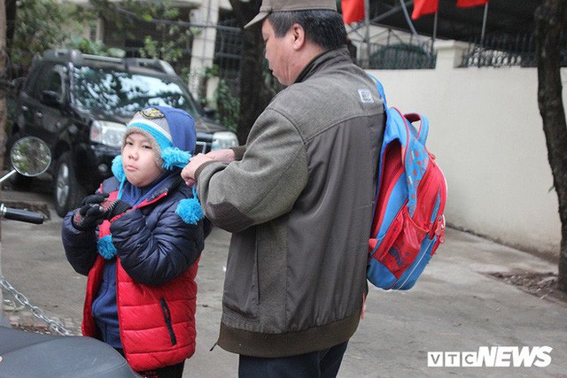  Ảnh: Học sinh Hà Nội co ro đến trường trong giá rét  - Ảnh 6.
