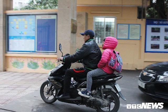  Ảnh: Học sinh Hà Nội co ro đến trường trong giá rét  - Ảnh 7.