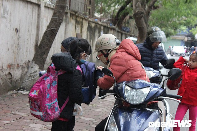  Ảnh: Học sinh Hà Nội co ro đến trường trong giá rét  - Ảnh 9.