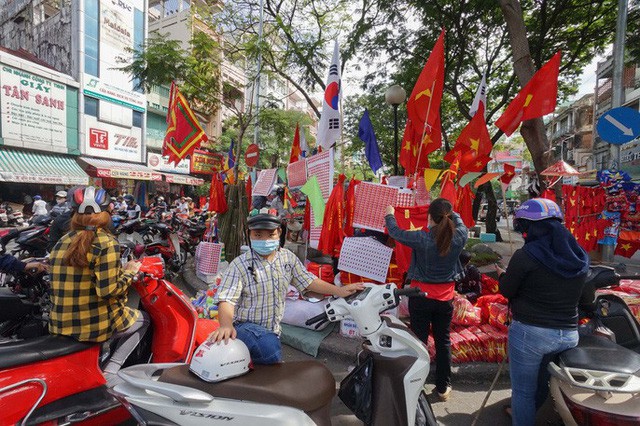 Người TP HCM nườm nượp mua sẵn cờ, áo đỏ cổ vũ tuyển Việt Nam - Ảnh 11.
