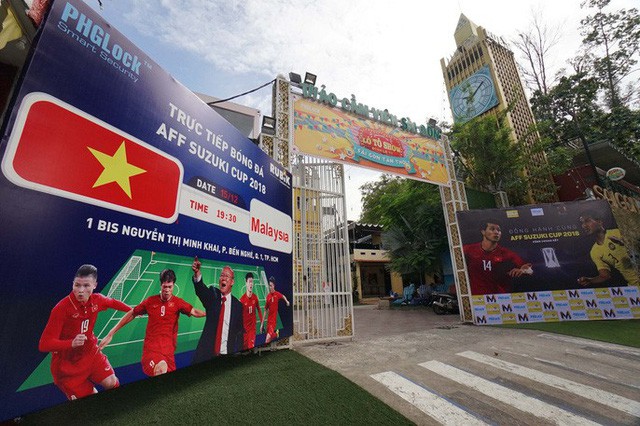 Người TP HCM nườm nượp mua sẵn cờ, áo đỏ cổ vũ tuyển Việt Nam - Ảnh 14.