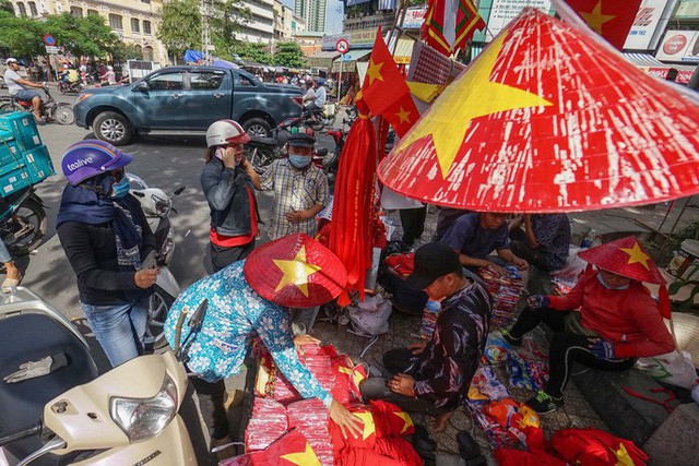 Người TP HCM nườm nượp mua sẵn cờ, áo đỏ cổ vũ tuyển Việt Nam - Ảnh 3.