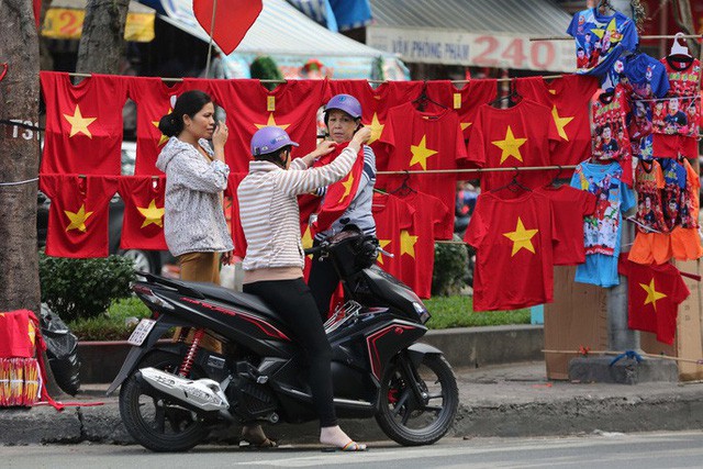Người TP HCM nườm nượp mua sẵn cờ, áo đỏ cổ vũ tuyển Việt Nam - Ảnh 4.