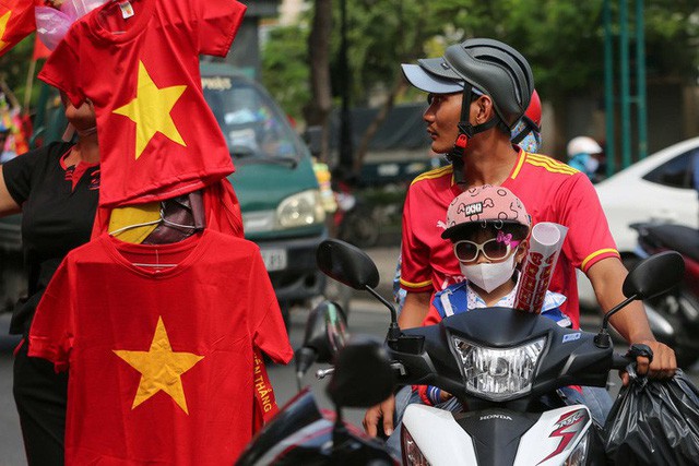 Người TP HCM nườm nượp mua sẵn cờ, áo đỏ cổ vũ tuyển Việt Nam - Ảnh 5.