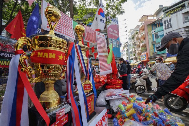 Người TP HCM nườm nượp mua sẵn cờ, áo đỏ cổ vũ tuyển Việt Nam - Ảnh 8.