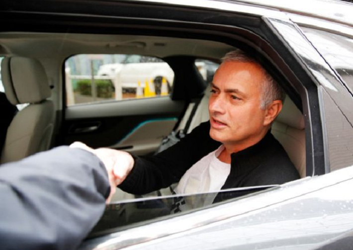 jose mourinho - ‘Người đặc biệt’ Jose Mourinho vui vẻ, tươi như hoa sau khi rời Man United cùng khoản tiền đền bù khổng lồ - photo jose mourinho - photo 3 154518354663359238825 - ‘Người đặc biệt’ Jose Mourinho vui vẻ, tươi như hoa sau khi rời Man United cùng khoản tiền đền bù khổng lồ