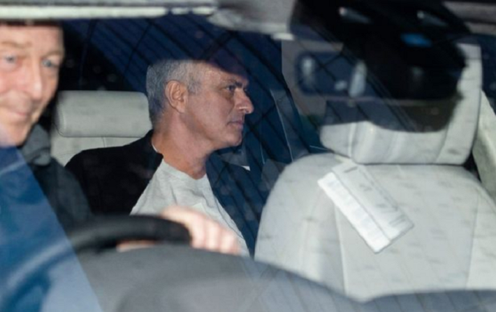 jose mourinho - ‘Người đặc biệt’ Jose Mourinho vui vẻ, tươi như hoa sau khi rời Man United cùng khoản tiền đền bù khổng lồ - photo jose mourinho - photo 4 1545183546634626118626 - ‘Người đặc biệt’ Jose Mourinho vui vẻ, tươi như hoa sau khi rời Man United cùng khoản tiền đền bù khổng lồ
