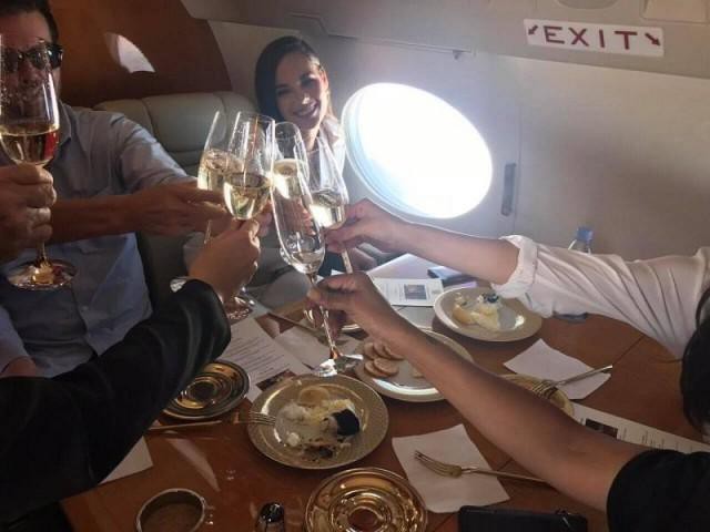 Vừa đăng quang, Hoa hậu Hoàn vũ 2018 đã được đại gia Philippines đón về nước bằng phi cơ riêng với dịch vụ siêu sang - Ảnh 2. Vừa đăng quang, Hoa hậu Hoàn vũ 2018 đã được đại gia Philippines đón về nước bằng phi cơ riêng với dịch vụ siêu sang - Ảnh 2.