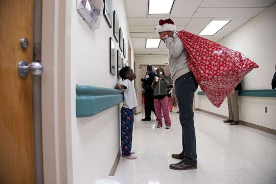  “Ông già Noel” Obama đội mũ đỏ, khệ nệ vác túi quà to  - Ảnh 2.