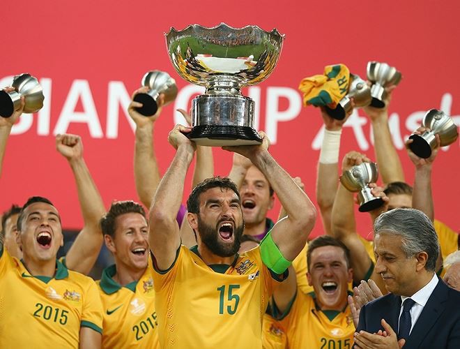 asian cup 2019 - Choáng trước cân nặng của chiếc cúp Asian Cup 2019 – giải đấu ĐT Việt Nam sắp tham dự chỉ sau ít ngày nữa - photo asian cup 2019 - photo 1 15454798335871148746945 - Choáng trước cân nặng của chiếc cúp Asian Cup 2019 – giải đấu ĐT Việt Nam sắp tham dự chỉ sau ít ngày nữa