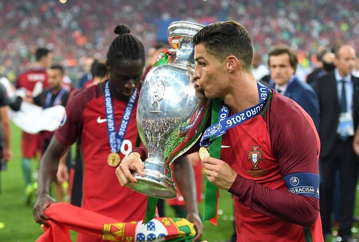 asian cup 2019 - Choáng trước cân nặng của chiếc cúp Asian Cup 2019 – giải đấu ĐT Việt Nam sắp tham dự chỉ sau ít ngày nữa - photo asian cup 2019 - photo 5 15454798362002045204375 - Choáng trước cân nặng của chiếc cúp Asian Cup 2019 – giải đấu ĐT Việt Nam sắp tham dự chỉ sau ít ngày nữa
