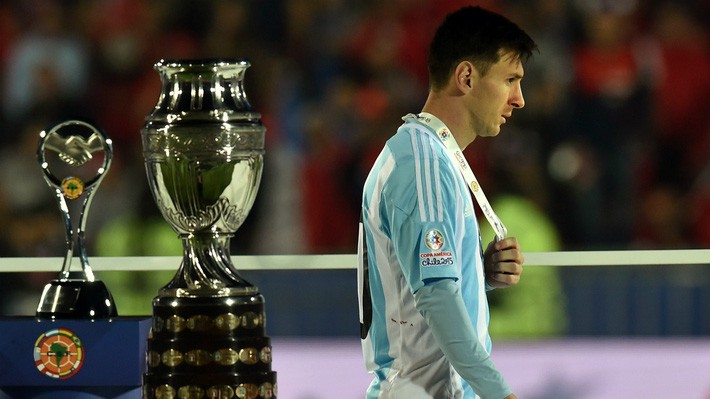 asian cup 2019 - Choáng trước cân nặng của chiếc cúp Asian Cup 2019 – giải đấu ĐT Việt Nam sắp tham dự chỉ sau ít ngày nữa - photo asian cup 2019 - photo 6 1545479836201506873629 - Choáng trước cân nặng của chiếc cúp Asian Cup 2019 – giải đấu ĐT Việt Nam sắp tham dự chỉ sau ít ngày nữa