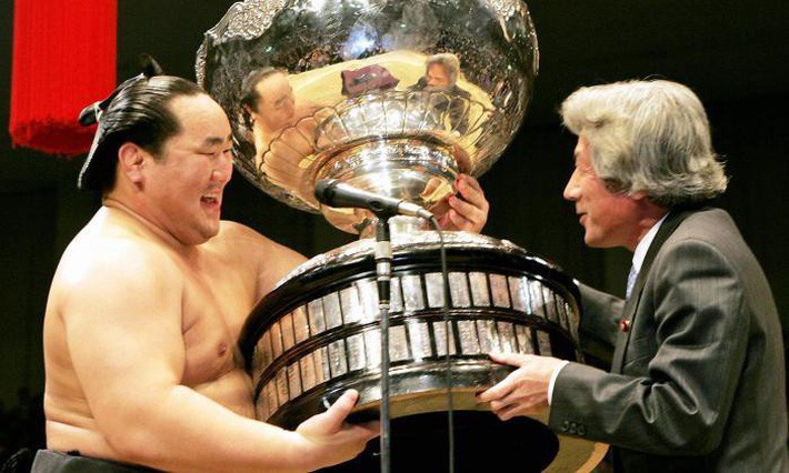 asian cup 2019 - Choáng trước cân nặng của chiếc cúp Asian Cup 2019 – giải đấu ĐT Việt Nam sắp tham dự chỉ sau ít ngày nữa - photo asian cup 2019 - photo 7 15454798362031755422383 - Choáng trước cân nặng của chiếc cúp Asian Cup 2019 – giải đấu ĐT Việt Nam sắp tham dự chỉ sau ít ngày nữa