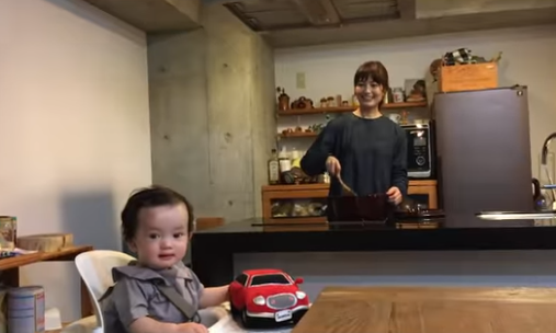 Nhật Bản ngăn trẻ em khóc ở nơi công cộng nhờ âm thanh phát ra từ ô tô - Ảnh 2.