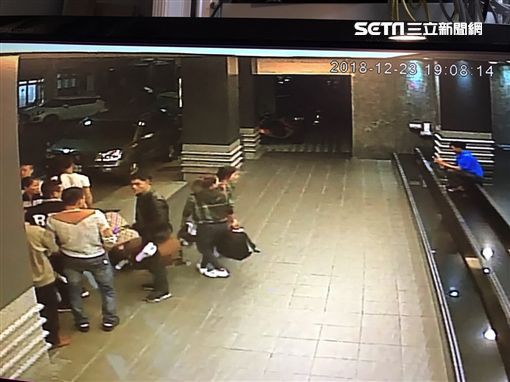  Hình ảnh đầu tiên được cho là nhóm khách Việt nghi bỏ trốn ở Đài Loan: Vào khách sạn chưa đầy 1 tiếng đã xách vali ra - Ảnh 5.