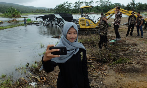 Một số người Indonesia trở về vùng sóng thần tàn phá để chụp ảnh tự sướng: Cảnh hoang tàn mới được nhiều like - Ảnh 2.