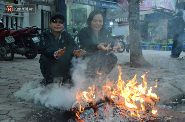  Chùm ảnh: Rét đậm rét hại chỉ còn 9 độ C, người Hà Nội đốt lửa sưởi ấm từ giữa trưa  - Ảnh 11.