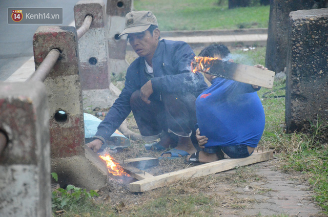  Chùm ảnh: Rét đậm rét hại chỉ còn 9 độ C, người Hà Nội đốt lửa sưởi ấm từ giữa trưa  - Ảnh 15.