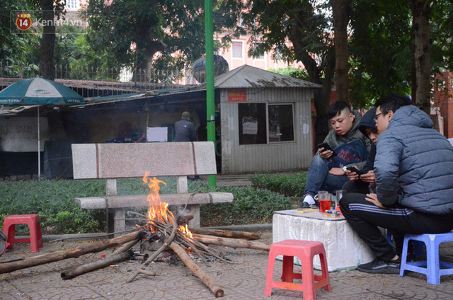  Chùm ảnh: Rét đậm rét hại chỉ còn 9 độ C, người Hà Nội đốt lửa sưởi ấm từ giữa trưa  - Ảnh 16.