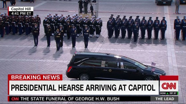  Cập nhật tang lễ cố Tổng thống Bush (cha): Air Force One đưa thi hài về thủ đô Washington  - Ảnh 3.