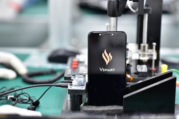 Cận cảnh dàn robot tối tân trong nhà máy sản xuất smartphone VinSmart của Vingroup - Ảnh 9.