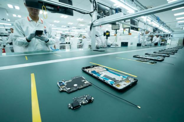 Cận cảnh dàn robot tối tân trong nhà máy sản xuất smartphone VinSmart của Vingroup - Ảnh 11.
