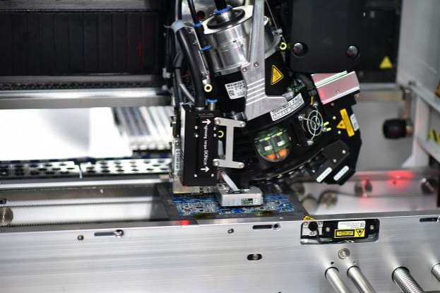 Cận cảnh dàn robot tối tân trong nhà máy sản xuất smartphone VinSmart của Vingroup - Ảnh 3.