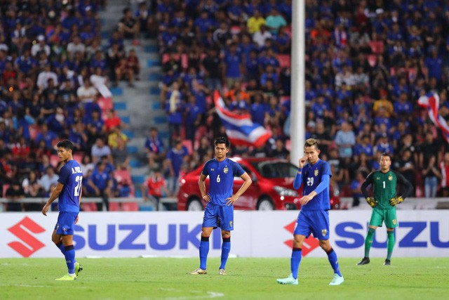 Cầu thủ Thái Lan suy sụp, gục khóc nức nở sau thất bại đau đớn trước Malaysia - Ảnh 1.
